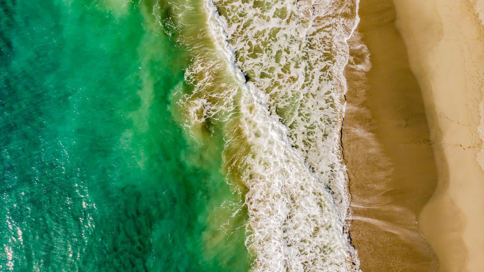 Ondas nadir — Ásia, água verde e espuma branca — A4UATRO Drone