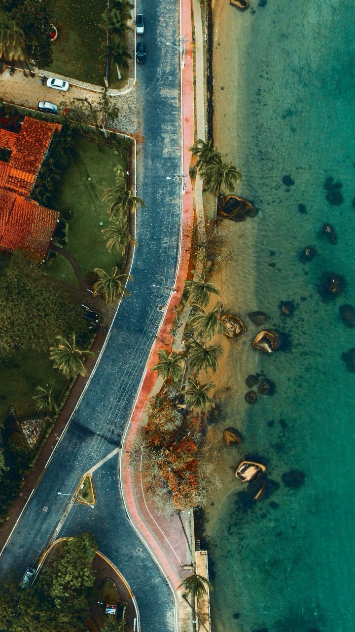 Pereque — orla costeira com pedras e mar — A4UATRO Drone