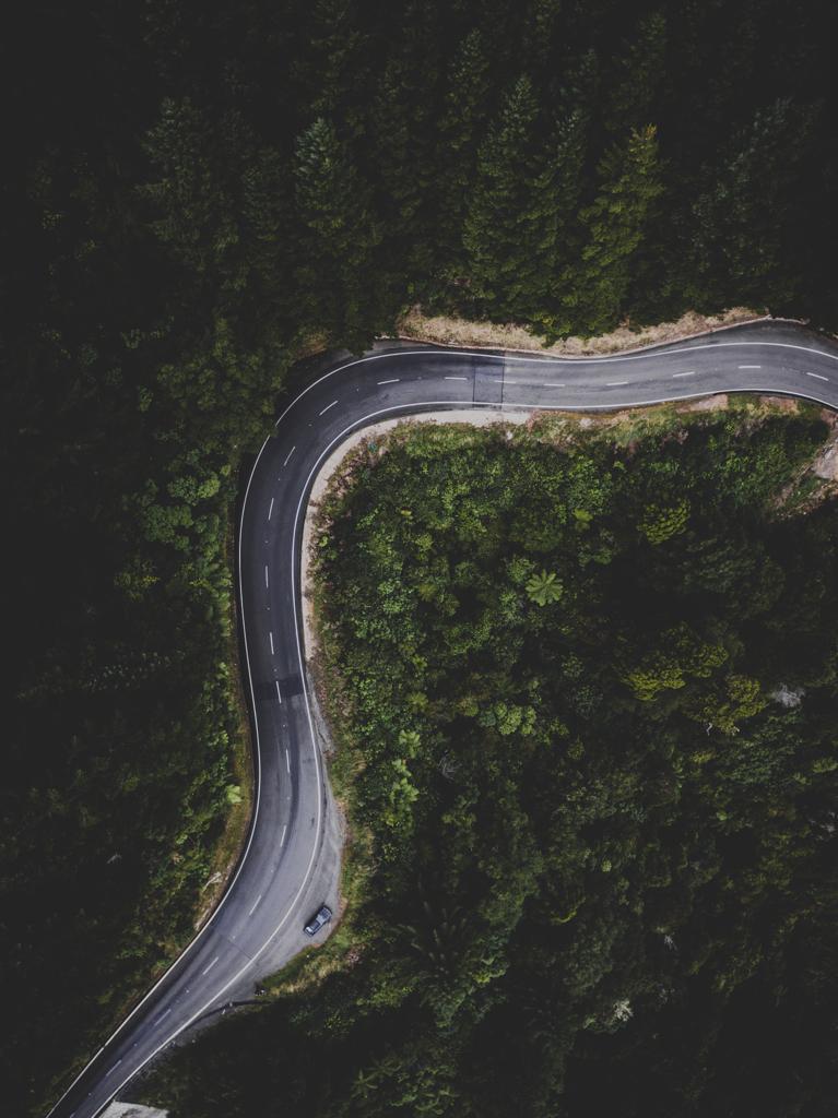Estrada curva em floresta europeia — A4UATRO Drone