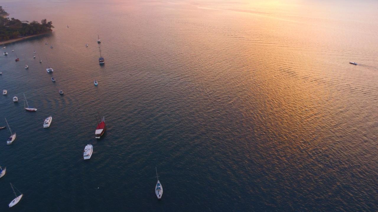 Pôr do sol com veleiros em Ilhabela — A4UATRO Drone