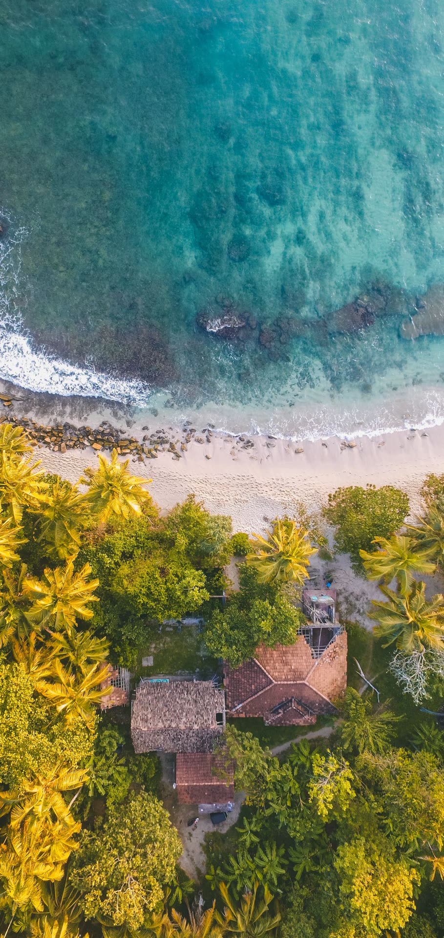 Vista aérea de casa na Tailândia — praia e selva tropical — A4UATRO Drone