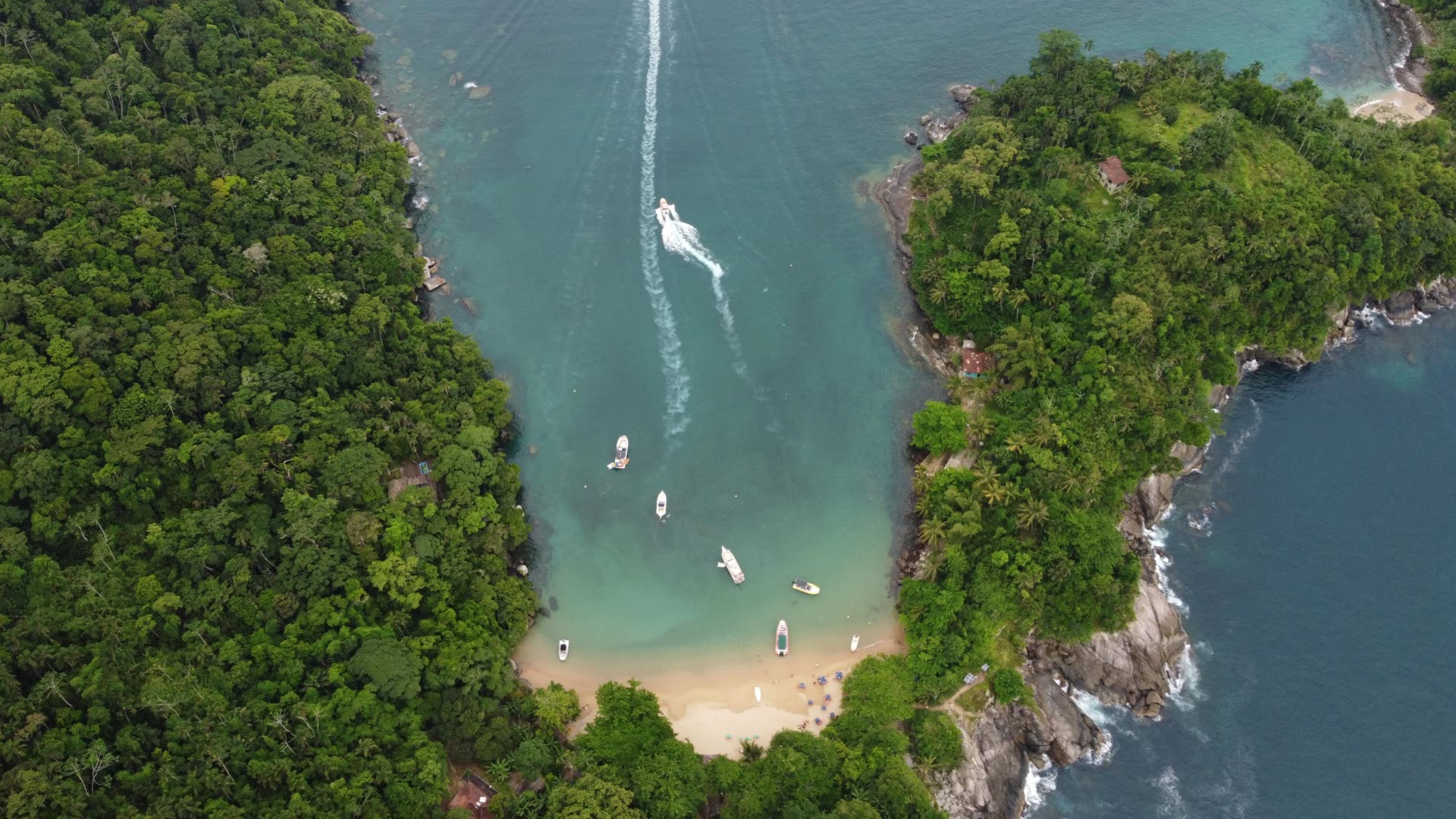 Canal de Ilhabela — lancha em movimento, mata atlântica — A4UATRO Drone