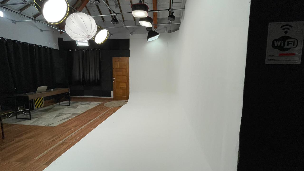 Estúdio OnLife TV — Fundo branco infinito